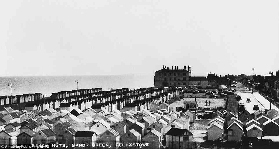 In den 1930er Jahren waren Strandhütten in beliebten Ferienorten wie Felixstowe in Suffolk (im Bild) zu einem Muss geworden, wobei Reihe um Reihe der Strukturen gebaut wurden, um der ständig steigenden Nachfrage gerecht zu werden