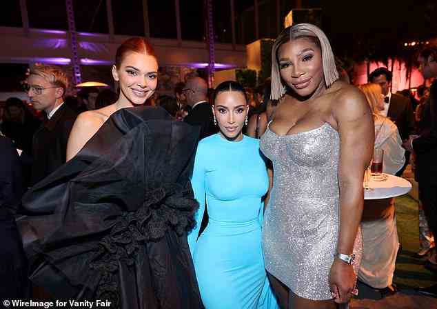 Ellbogen reiben: Serena wurde beim Chatten mit den Reality-Stars Kim Kardashian, 41, und Kendall Jenner, 26, bei der mit Stars besetzten Party gesehen