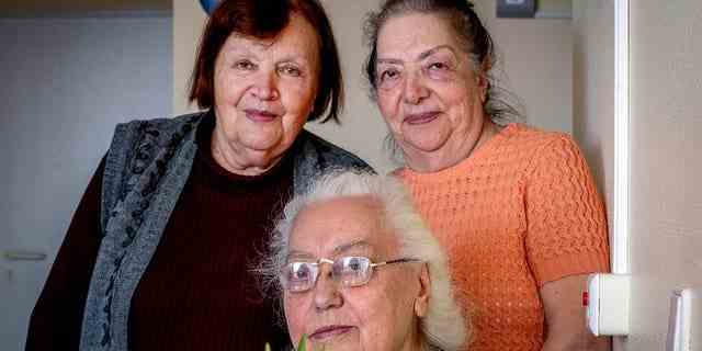 Die ukrainischen Holocaust-Überlebenden Tatyana Zhuravliova (rechts), Larisa Dzuenko (links) und Galina Ulyanova posieren für ein Foto während eines AP-Interviews in einem Altenheim in Frankfurt, Deutschland, Sonntag, 27. März 2022. 