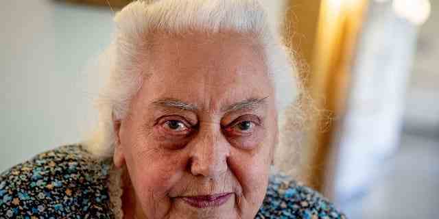 Die ukrainische Holocaust-Überlebende Galina Uljanowa schaut während eines AP-Interviews in einem Altenheim in Frankfurt am Sonntag, den 27. März 2022 zu. Da der Krieg in der Ukraine immer brutaler wird, versuchen jüdische Organisationen, möglichst viele der 10.000 zu evakuieren möglichst dort lebende Holocaust-Überlebende. 