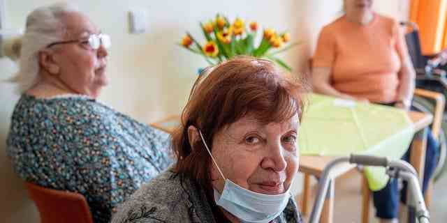 Die ukrainische Holocaust-Überlebende Larisa Dzuenko schaut am Sonntag, 27. März 2022, während eines AP-Interviews in einem Altenheim in Frankfurt zu. 