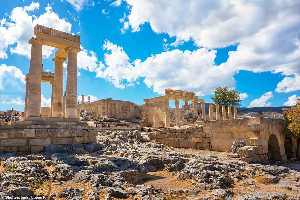 Die Ruinen der imposanten Akropolis in Lindos, wo Kate antike Tempelruinen, elegante Säulen und Ausblicke auf die Türkei entdeckt