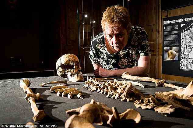 Es wurde ursprünglich angenommen, dass die Leichen (abgebildet mit der Archäologin Angela Boyle) Opfer der Beulenpest waren, da es Tradition war, die große Zahl der durch die Krankheit getöteten Menschen in Massengräbern zu begraben.  Eine Analyse im Jahr 2015 bestätigte jedoch, dass die Personen aus dem 6. Jahrhundert stammen
