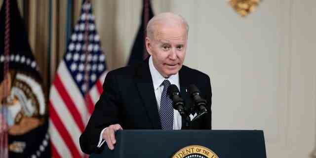 Präsident Joe Biden stellt seinen Budgetantrag für das Geschäftsjahr 2023 am 28. März 2022 im State Dining Room des Weißen Hauses in Washington, DC vor