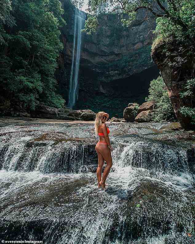 Besucher machen beeindruckende Fotos von den zweistufigen Wasserfällen, die mehr als 100 Meter hoch sind