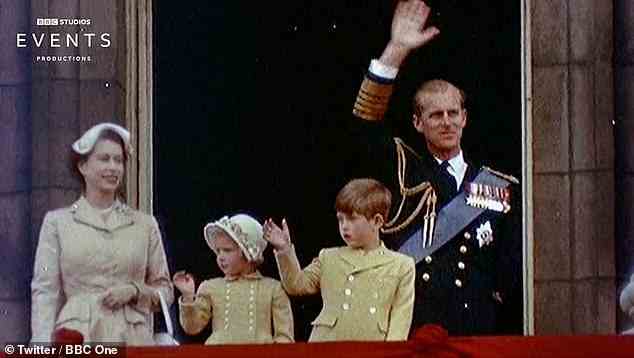Der Herzog von Edinburgh starb am 9. April letzten Jahres im Alter von 99 Jahren.  Das morgige Denkmal soll den einjährigen Jahrestag seines Todes begehen und hochrangige Royals sowie enge Freunde und Familienmitglieder würdigen.  Der Clip enthält Aufnahmen von ihm, wie er mit der Queen und einer jungen Prinzessin Anne und Prinz Charles vom Balkon des Buckingham Palace winkt