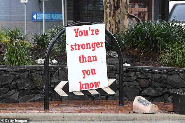 Ein Schild, das erklärt, dass die Menschen in der Stadt „stärker sind, als Sie denken“, ist am Montag in Lismore zu sehen, wobei das Gebiet in den letzten Wochen geschlagen wurde