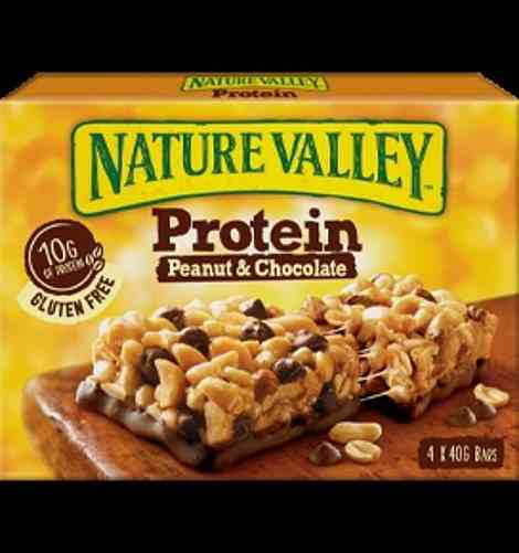 Die Protein-Erdnuss- und Schokoladenriegel von Nature Valley (im Bild) wurden ebenfalls als ungesund befunden, mit einem hohen (roten) Fettgehalt bei 30 g