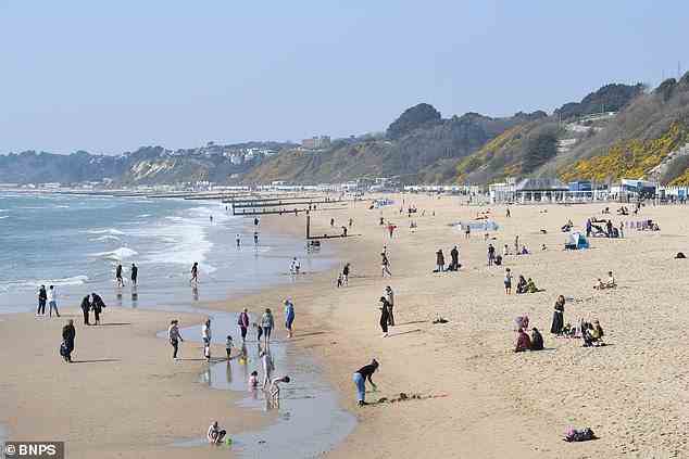 Obwohl Hitzewellen extreme Wetterereignisse sind, sagte ein Sprecher des Met Office, dass der Klimawandel diese Ereignisse wahrscheinlicher macht.  Hier genießen die Menschen am Sonntagmorgen (27. März 2022) einen Tag mit strahlendem Sonnenschein und warmen Temperaturen am Strand in Bournemouth, Dorset.
