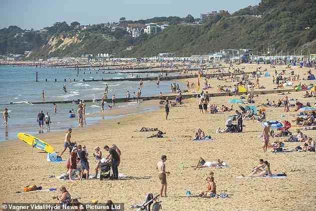 Hitzewellenschwellenwerte, die geändert werden, sind von extremen Hitzewarnungen getrennt, die auf sehr hohe Temperaturen hinweisen, um Leben und Eigentum zu schützen.  Abgebildet sind Strandbesucher in Bournemouth, Dorset, am Montag (29. März)