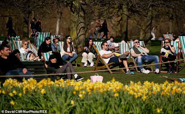 Die Schwelle für die Ausrufung einer Hitzewelle wird in acht Bezirken im Vereinigten Königreich angehoben, da die Temperaturen weiter gestiegen sind.  Im Bild Menschen, die am 29. März 2021 im Hyde Park eine Hitzewelle genießen
