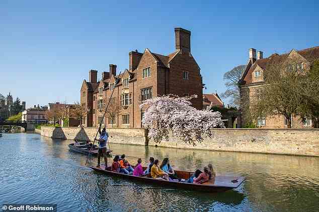 Das Bild vom 26. März zeigt Menschen, die am Samstagmorgen auf dem Fluss Cam in Cambridge stechen und das heiße Wetter optimal nutzen, bevor es diese Woche kalt wird