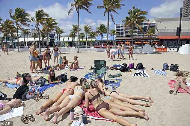 Strandbesucher teilen sich während der Spring Break am Strand von Fort Lauderdale am 22. März eine Decke