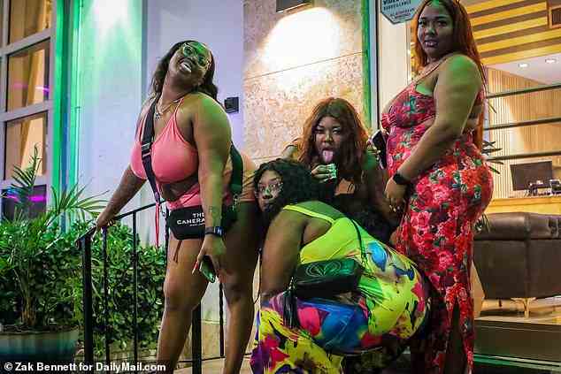 Eine Gruppe von Frauen aus Michigan genießt die Frühlingsferien in Miami Beach