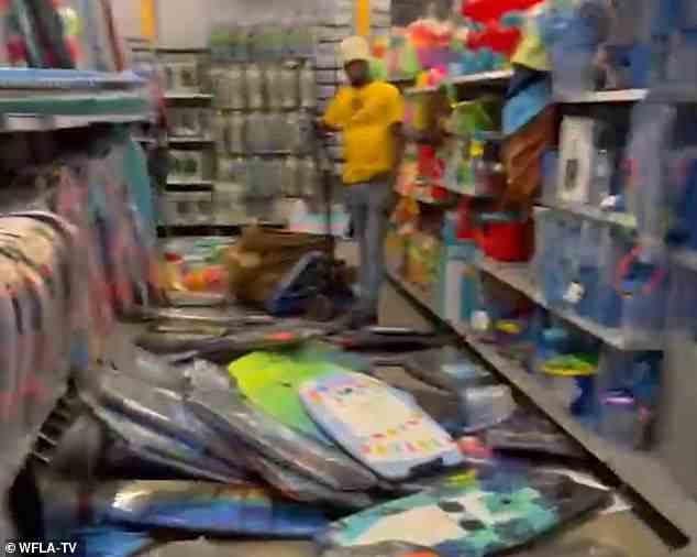 Lokale Unternehmen berichteten auch von Vandalismus.  Ein Walmart-Geschäft in Panama City Beach ist in Unordnung abgebildet