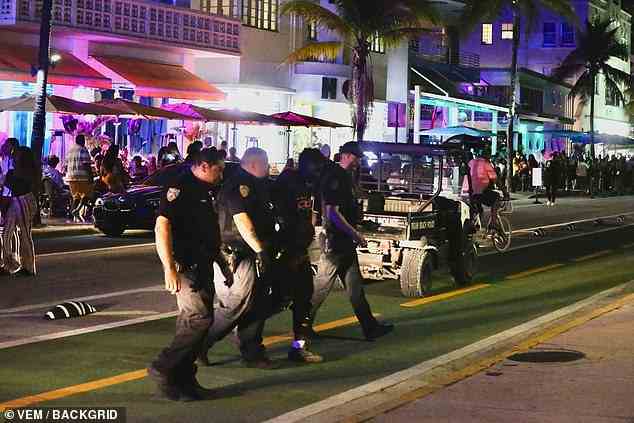 Polizisten patrouillieren in Miami Beach, nachdem der Bürgermeister inmitten der Flut von Spring Breaks und Schießereien eine Ausgangssperre verhängt hatte