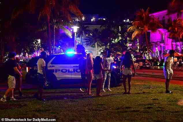 Ein Polizeiauto ist am Sonntag am South Beach in Miami, Florida, inmitten des Chaos der Frühlingsferien stationiert