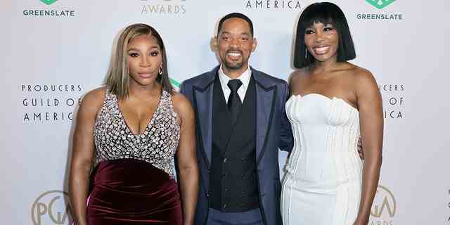 Serena Williams, links, Will Smith und Venus Williams nehmen am 19. März 2022 an den 33. Annual Producers Guild Awards in Los Angeles, Kalifornien, teil.