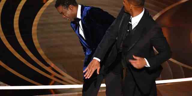 Will Smith schlägt Chris Rock während der 94. Oscar-Verleihung am 27. März 2022 im Dolby Theatre in Hollywood, Kalifornien, auf die Bühne.