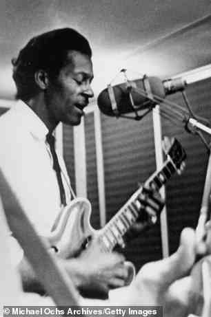 Chuck Berry gehörte zu den vielen Blues-Ikonen, die bei Chess Records aufgenommen wurden.  Hier ist er 1960 in den Studios in Chicago abgebildet