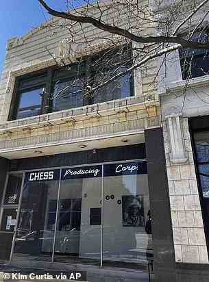 Oben ist das Äußere von Chess Records in der Michigan Avenue in Chicago zu sehen, wie es heute aussieht