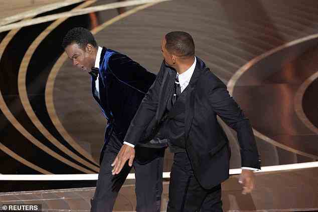 Schlagzeilen machen: Bei den Oscars am Sonntag rannte Schauspieler Will Smith, 53, auf die Bühne und schlug Chris Rock, 57, nachdem er versucht hatte, einen Witz über Jada Pinkett Smiths Glatze zu machen, ohne zu wissen, dass sie an Alopezie leidet