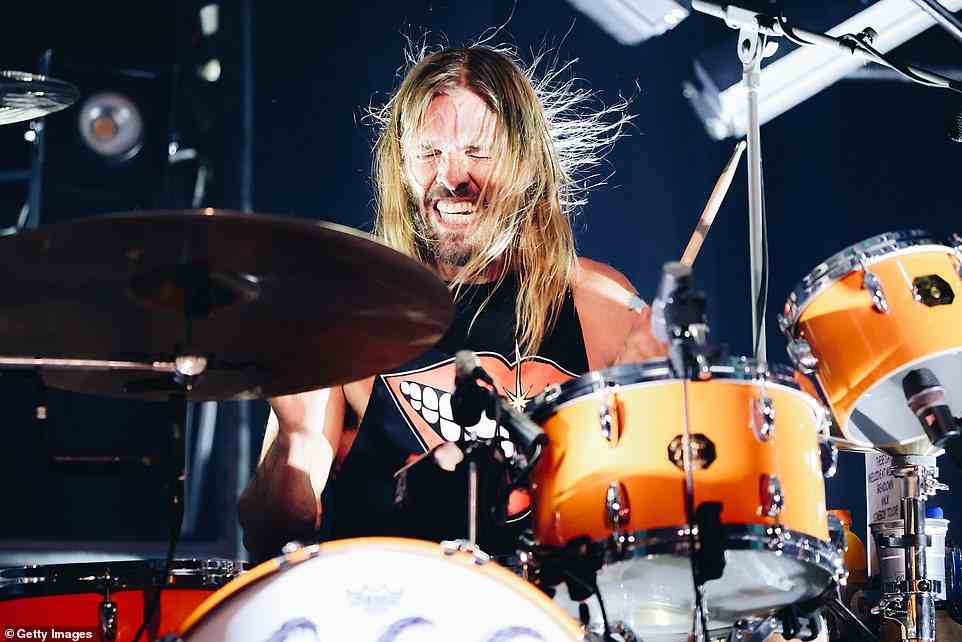 Taylor Hawkins von Foo Fighters tritt auf der Bühne bei der After-Party für die Premiere von Los Angeles auf "Atelier 666" im Fonda Theatre am 16. Februar 2022 in Hollywood, Kalifornien