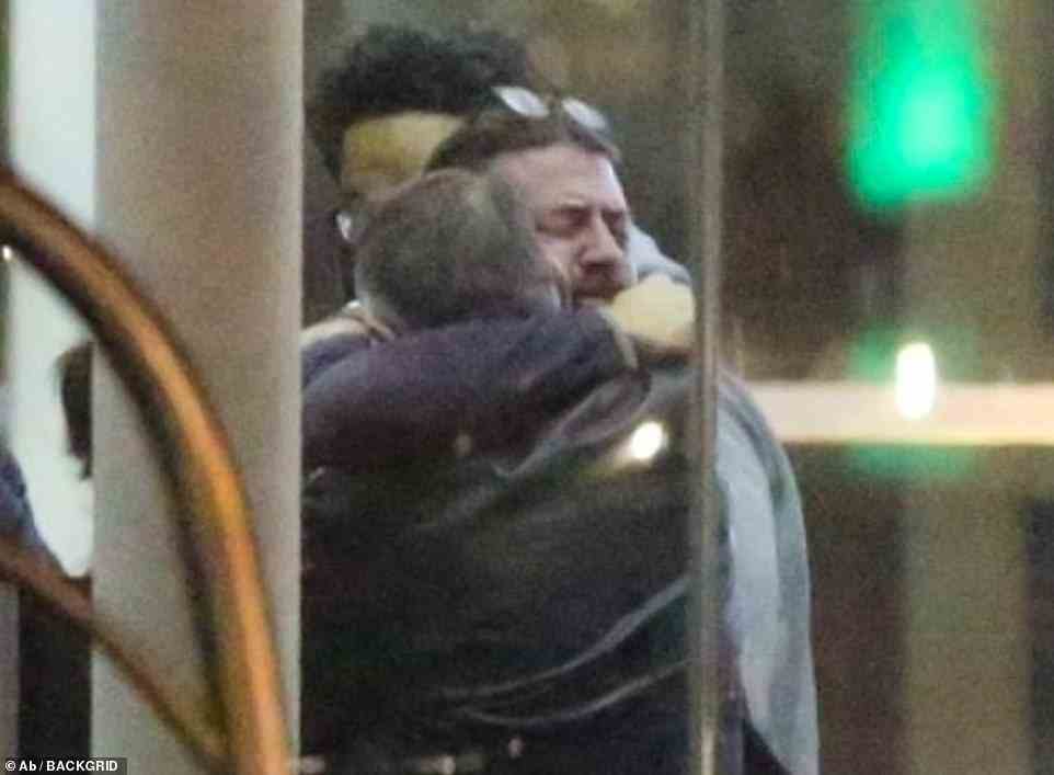Ein emotionaler Dave Grohl schluchzte, als er am Samstagabend, einen Tag nach dem schockierenden Tod seines besten Freundes, seine Bandkollegen und Freunde im LAX umarmte