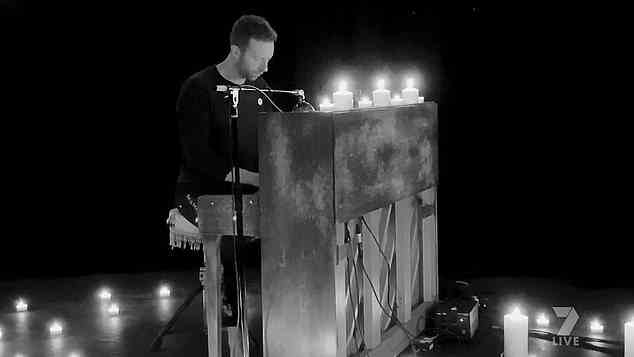 Aufnahmen des Klaviersolostücks, das Chris Martin zu Ehren seines verstorbenen Partners bei seiner privaten Beerdigung spielte, wurden am Mittwochabend weltweit ausgestrahlt