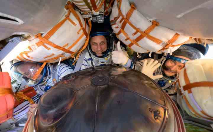 Die Besatzungsmitglieder der Expedition 66 (LR) Mark Vande Hei von der NASA, die Kosmonauten Anton Schkaplerow und Pjotr ​​Dubrow von Roskosmos sind nach der Landung in ihrem Raumschiff Sojus MS-19 zu sehen.