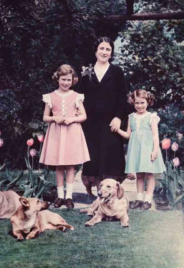 Elizabeth, Duchess of York, posiert mit ihren beiden Töchtern, Prinzessin Elizabeth und Prinzessin Margaret, im Garten der Royal Lodge in Windsor