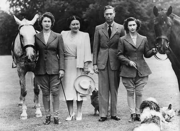 Königin Elizabeth, die Königinmutter und König George VI mit ihren Kindern - Elizabeth und Margaret.