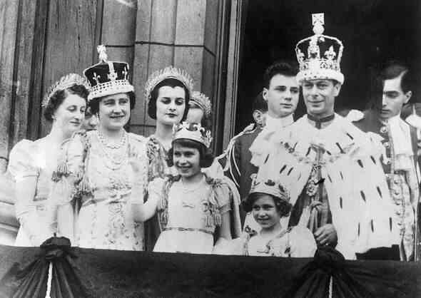 Die britische Königsfamilie erscheint auf dem Balkon des Buckingham Palace und begrüßt die Menge nach der Krönung von George VI.