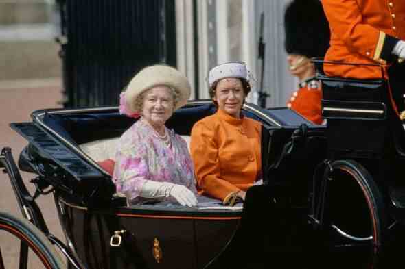 Prinzessin Margaret und die Königinmutter in einer Kutsche während des Trooping of the Colour