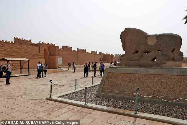 Auf diesem Bild versammeln sich Besucher um die Statue des Löwen von Babylon in der gleichnamigen antiken Stadt