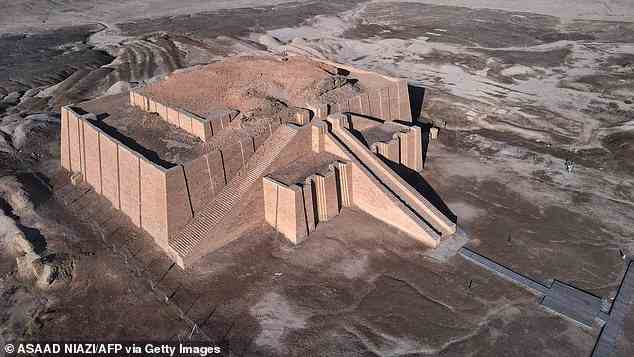 Urs großer Zikkurat-Tempel oben wurde in der frühen Bronzezeit erbaut.  Nach einem viel beachteten Irak-Besuch von Papst Franziskus im Jahr 2021 zieht Ur mehr Westler an