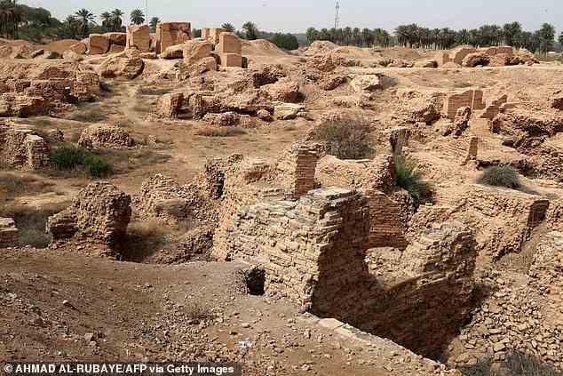 Neben Touristen strömen jedes Jahr Hunderttausende religiöse Pilger – vor allem schiitische Muslime, meist aus dem Iran – in die Schreinstädte Karbala und Najaf südlich von Bagdad.  Oben abgebildet sind einige der riesigen Ruinen von Babylon