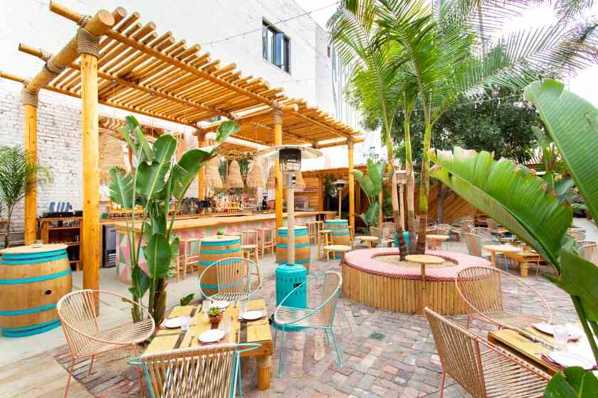 Außenterrasse eines Restaurants mit tropischem mexikanischem Dekor und Pflanzen.