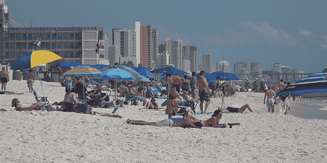Spring Breaker genießen den Strand nur wenige Tage nach dem Ausbruch der Gewalt in Panama City Beach. 
