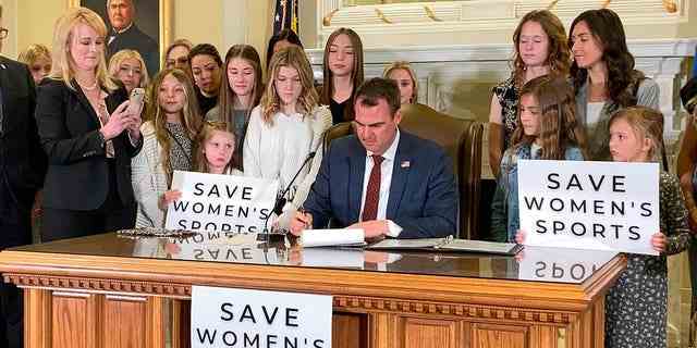 Der Gouverneur von Oklahoma, Kevin Stitt, unterzeichnet am Mittwoch, den 30. März 2022, in Oklahoma City ein Gesetz, das Transgender-Mädchen und -Frauen daran hindert, in weiblichen Sportmannschaften an Wettkämpfen teilzunehmen.