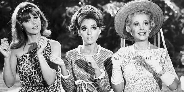 Von links nach rechts das Sexkätzchen Ginger (Tina Louise), das Mädchen von nebenan Mary Ann (Dawn Wells) und die Millionärin Mrs. Howell (Natalie Schaefer) in einer Szene aus der Fernsehkomödie der 1960er Jahre "Gilligans Insel."