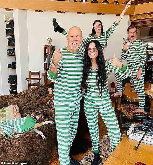 Berichten zufolge hatte Willis seine Wohnung in New York verkauft, um mehr Zeit mit seiner Familie zu verbringen.  Er ist hier mit Ex-Frau Demi Moore und ihren Kindern im passenden Pyjama im Jahr 2020 abgebildet
