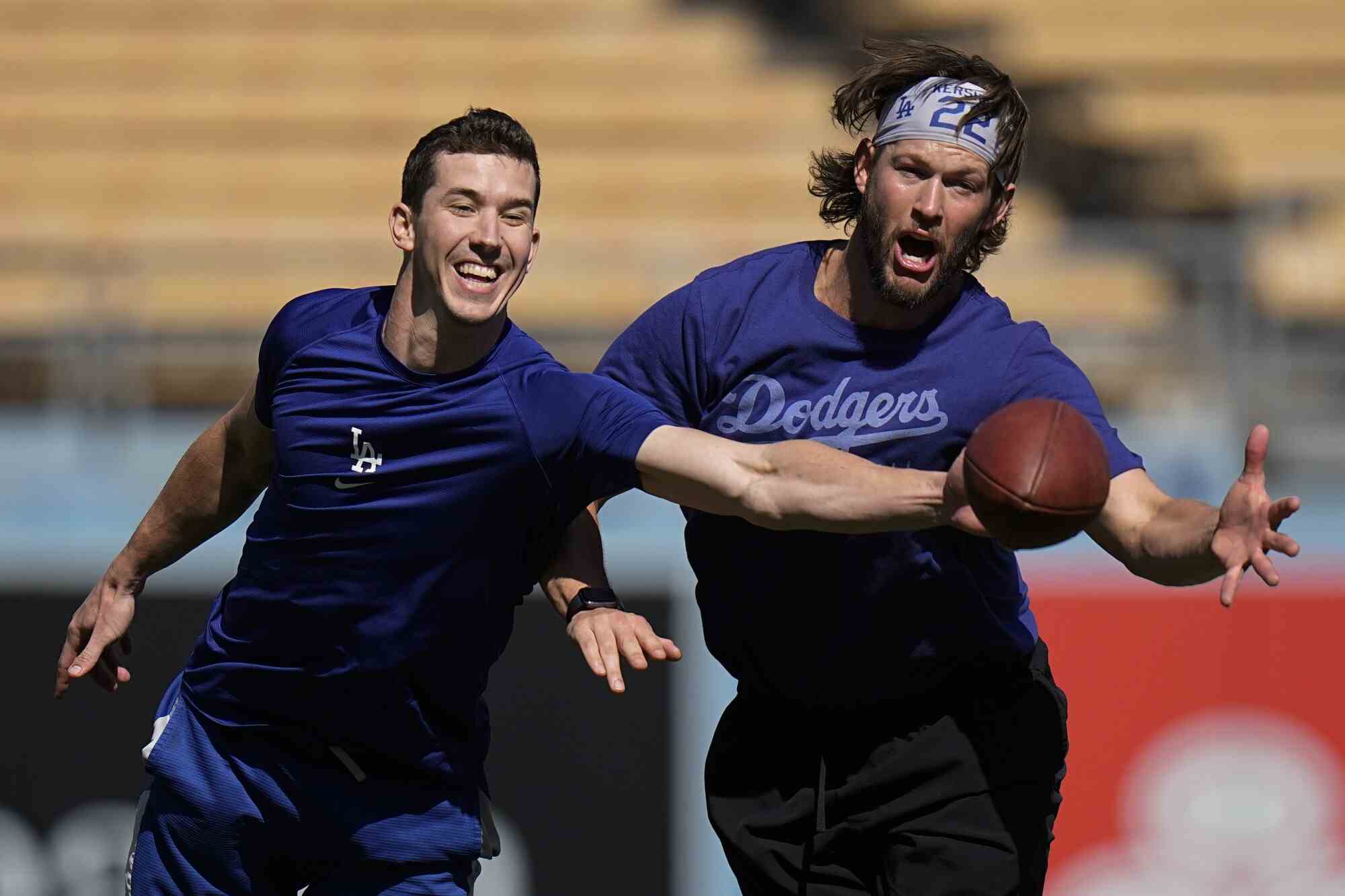 Walker Buehler von Dodgers, links, und Clayton Kershaw spielen zum Spaß ein bisschen Fußball