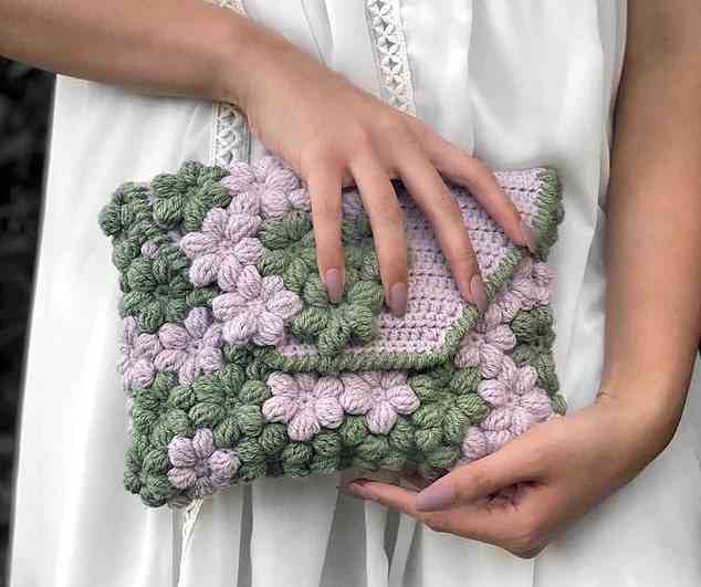 Die Crochet Floral Clutch ist ein gehäkeltes Taschenmuster aus mittelschwerem Garn mit mittlerem Schwierigkeitsgrad, jetzt 20,98 $;  lionbrand.com