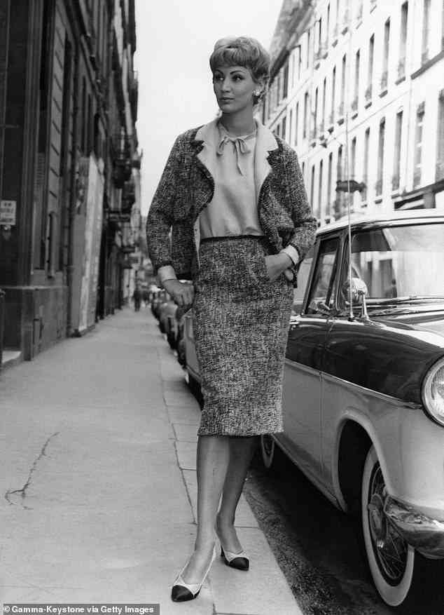 Chanel-Tweed – und insbesondere die Tweed-Jacke – ist vielleicht die beliebteste und bekannteste aller legendären Kreationen von Coco Chanel, und ihr Erscheinungsbild verweist auf das reiche Erbe des französischen Designhauses.  Ein Chanel-Modell aus dem Jahr 1958 ist oben abgebildet