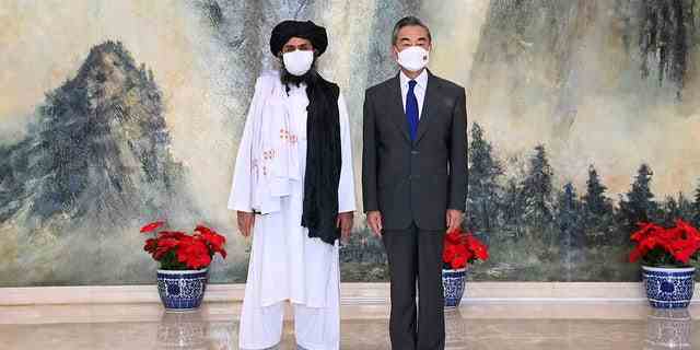 Der chinesische Staatsrat und Außenminister Wang Yi trifft sich am 28. Juli 2021 im nordchinesischen Tianjin mit Mullah Abdul Ghani Baradar, dem politischen Chef der afghanischen Taliban.