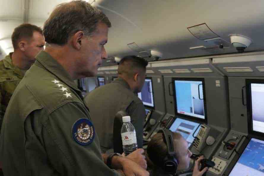 Admiral John C. Aquilino (links), Kommandeur des US Indo-Pacific Command, sieht sich Videos von chinesischen Bauwerken und Gebäuden an Bord eines US-Aufklärungsflugzeugs P-8A Poseidon an, das am Sonntag die Inselgruppe Spratlys im Südchinesischen Meer anfliegt.