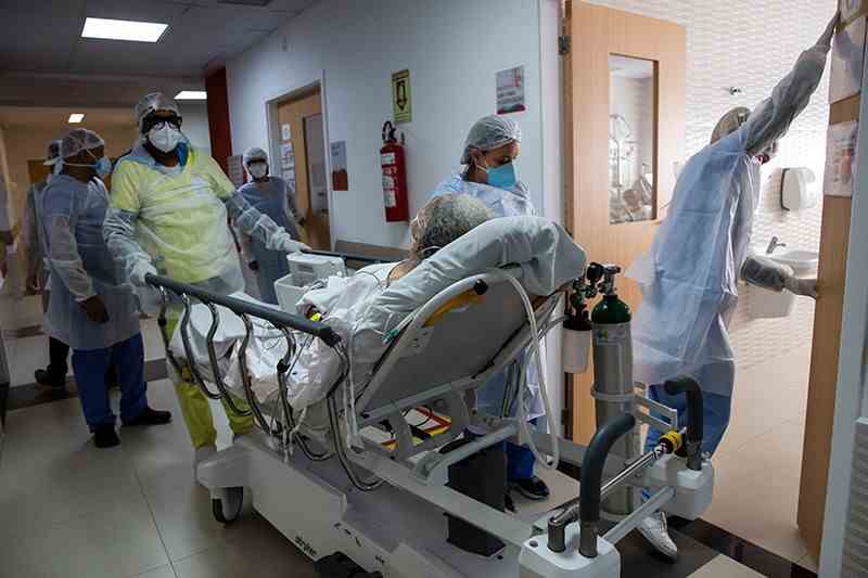 Gesundheitspersonal verlegt einen COVID-19-Patienten in eine Station des Krankenhauses Dr. Ernesto Che Guevara in Marica, Brasilien.