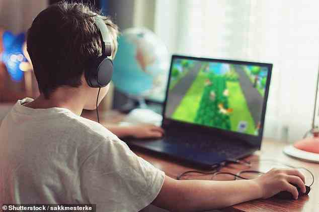 Im Durchschnitt verbrachten Kinder zweieinhalb Stunden am Tag damit, Online-Videos oder Fernsehsendungen anzusehen, eine halbe Stunde online Kontakte zu knüpfen und eine Stunde mit Videospielen
