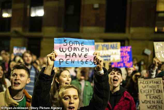 Rund 200 Demonstranten, die von Manchester Trans Rise Up zusammengebracht wurden, protestierten gegen ein Treffen von Women's Place UK, bei dem die feministische Gruppe über gleichgeschlechtliche Räume diskutierte